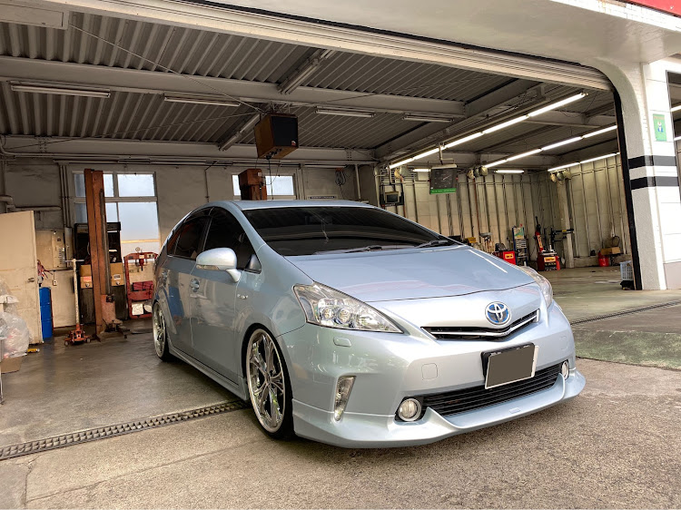 プリウスαのホイール・変えたい・フルスモ・大人仕様・足車？に関するカスタム事例の投稿画像1枚目