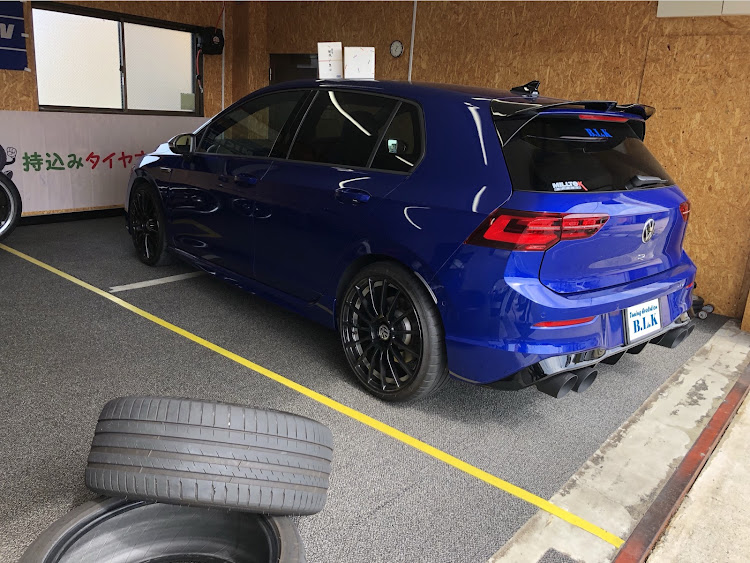 ゴルフ RのTuning Evolution B.L.K・持ち込みタイヤ交換　バースト・タイヤは命を乗せている・M4・ヤフオクに関するカスタム事例の投稿画像3枚目