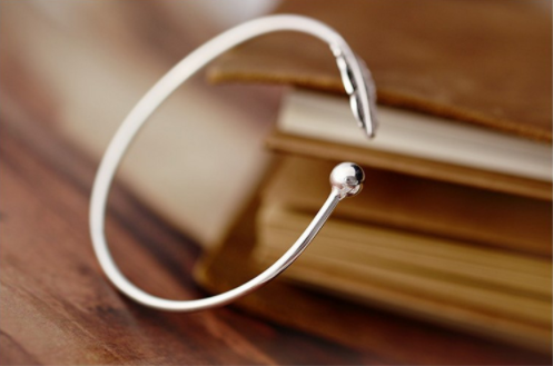 Bracelet feuille en argent sterling S925, un bijou élégant et délicat. Ce bracelet ajoute une touche de nature et de sophistication à votre style quotidien.