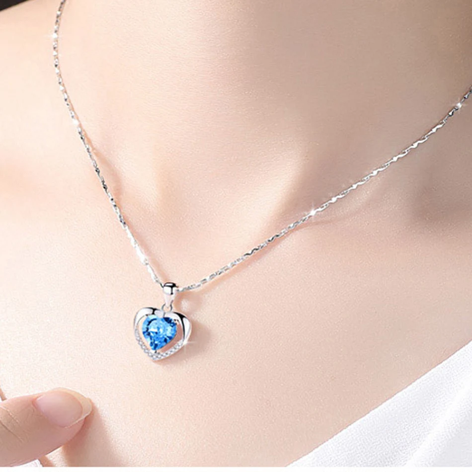 Colgante de cristal con forma de corazón para expresar amor y afecto. Un regalo perfecto para ocasiones especiales, símbolo de cariño.