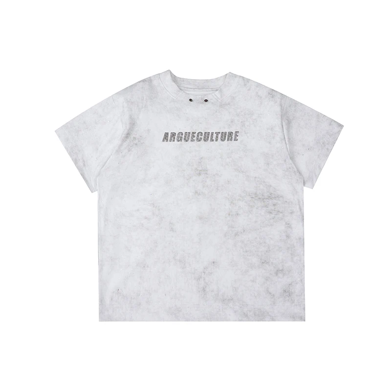 Blusa de verano con hombros acolchados, diseño fino y brillante, manga corta. Sensación de ligereza y elegancia para el verano.
