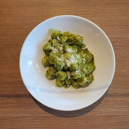 Gnocchi al pesto di basilico 