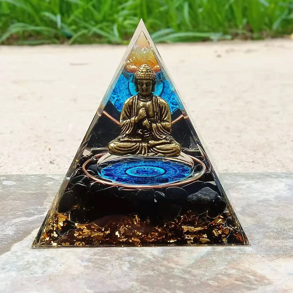 Quan Yin Orgone Energie Piramide Ornament voor evenwicht, meditatie, spirituele groei en bescherming tegen negatieve energie.
