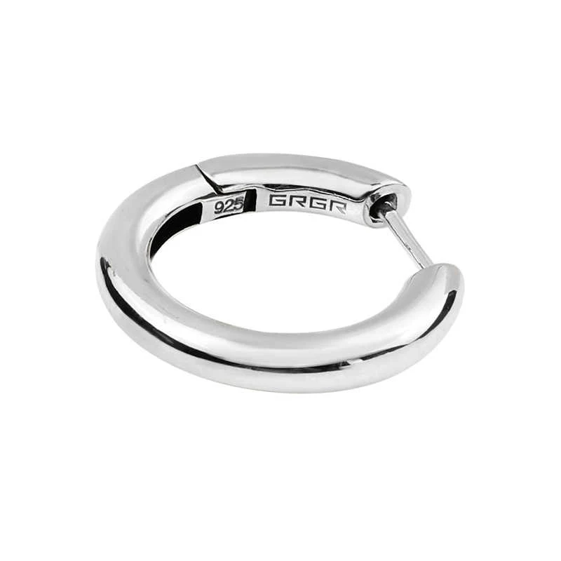 Pulseira Simples de Prata Esterlina e Brinco Grande Masculino Brilhante e Versátil. Acessórios Elegantes para Homens com Acabamento Polido.