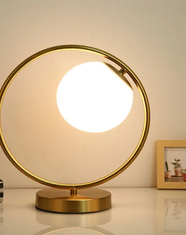 Lampada da tavolo dorata con protez - 1