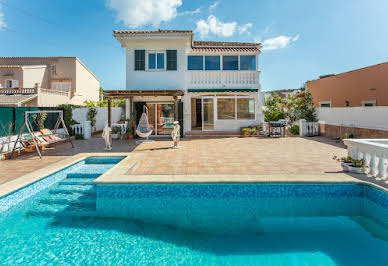 Seaside villa with pool and garden 14