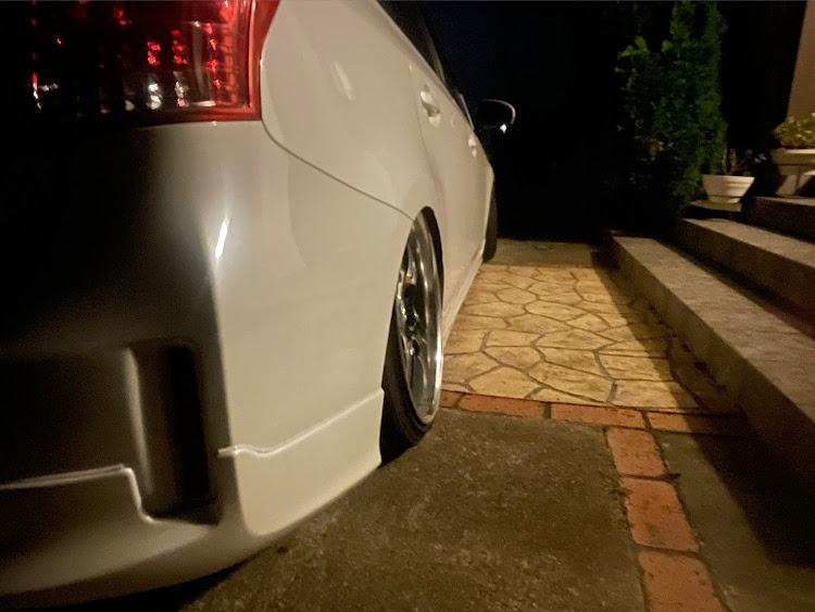 プリウスαのアクスル入れた‼︎・なんかずっと当たってる！・頭抱える・でも車高下がったから嬉しい・キャンバーも嬉しいに関するカスタム事例の投稿画像4枚目