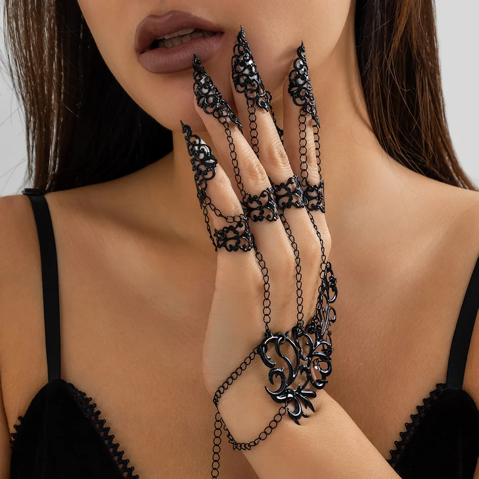Bracelet mitaine capuchon d'ongle effilé creux pour femme. Un bijou unique qui protège et embellit vos mains avec élégance et raffinement.