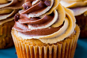 Banana Cupcakes with Chocolate Peanut Butter Frosting