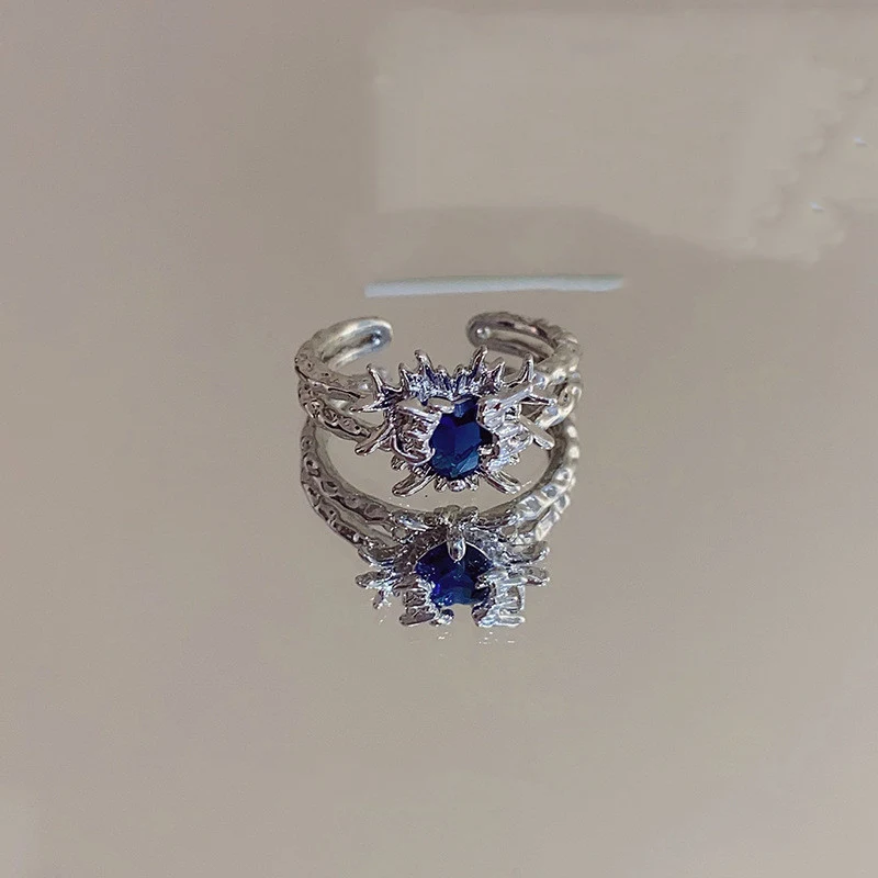 Bague femme cristal bleu irrégulier. Un bijou unique pour un look élégant. Idéal pour toutes occasions, apportant une touche de sophistication à votre tenue.