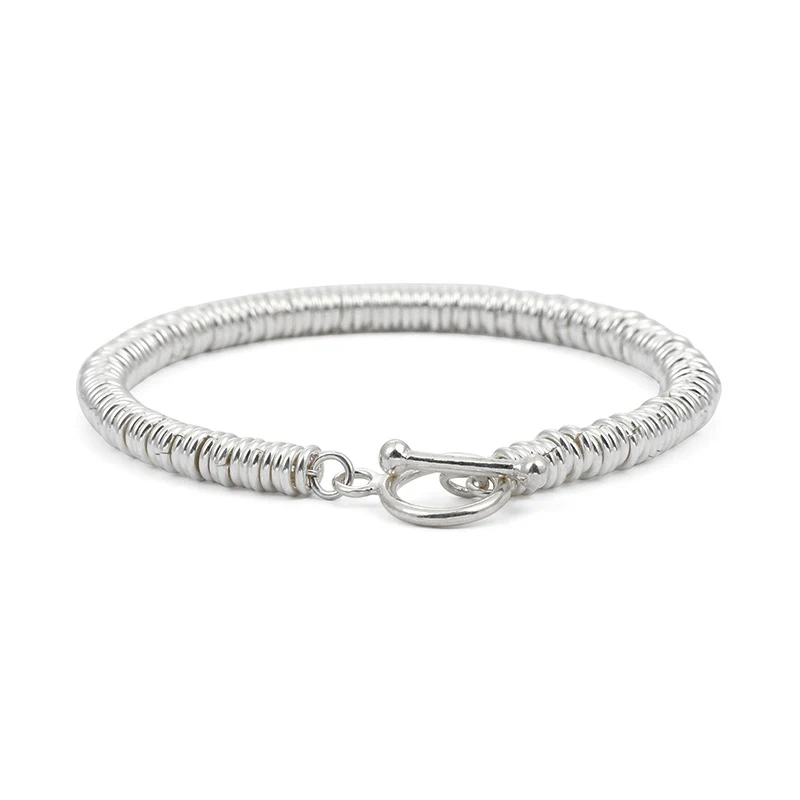 Bracelet cercle uni simple pour homme de Minority Design, un accessoire minimaliste et élégant. Parfait pour un look sobre au quotidien, facile à porter.
