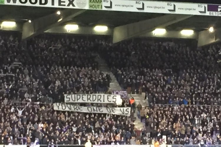 ? Fans van Beerschot Wilrijk delen serieuze steek uit aan KVM via 'keuken-spandoek', maar ook een mooi eerbetoon van álle supporters