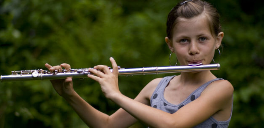 Playing flute. Серена Флейтес. Ребенок флейтист. Игра на свирели.