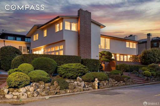 House purchase in San Francisco (United States) - Modern house with landscaped garden and chimney