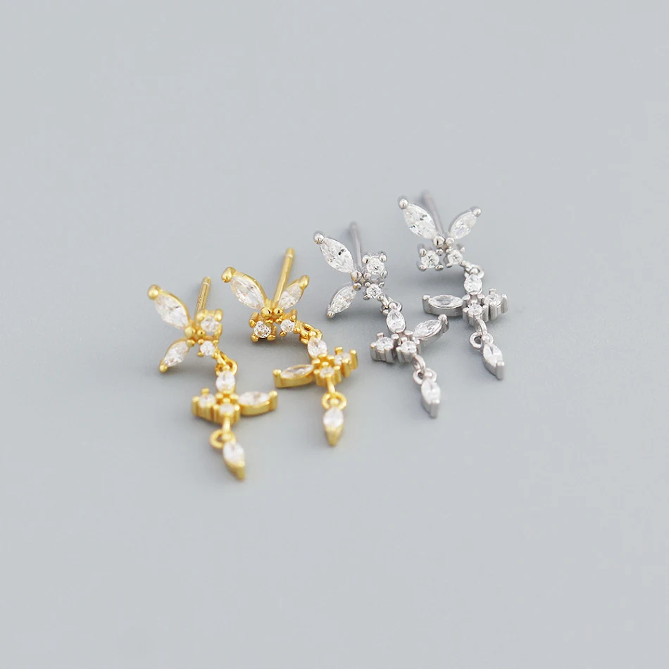 Boucles d'oreilles femme en argent sterling avec papillon diamant et pompon, un bijou de mode élégant et tendance.