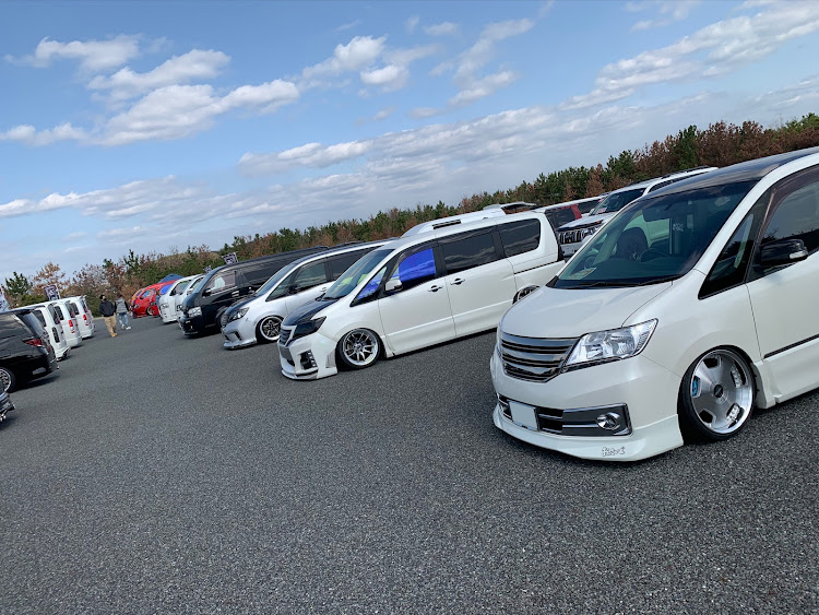 セレナのワゴニストスーパーカーニバル・ハイエース・生脚はムラムラするらしい・真っ黒じゃないよガンメタだよ・次はドレパに関するカスタム事例の投稿画像1枚目