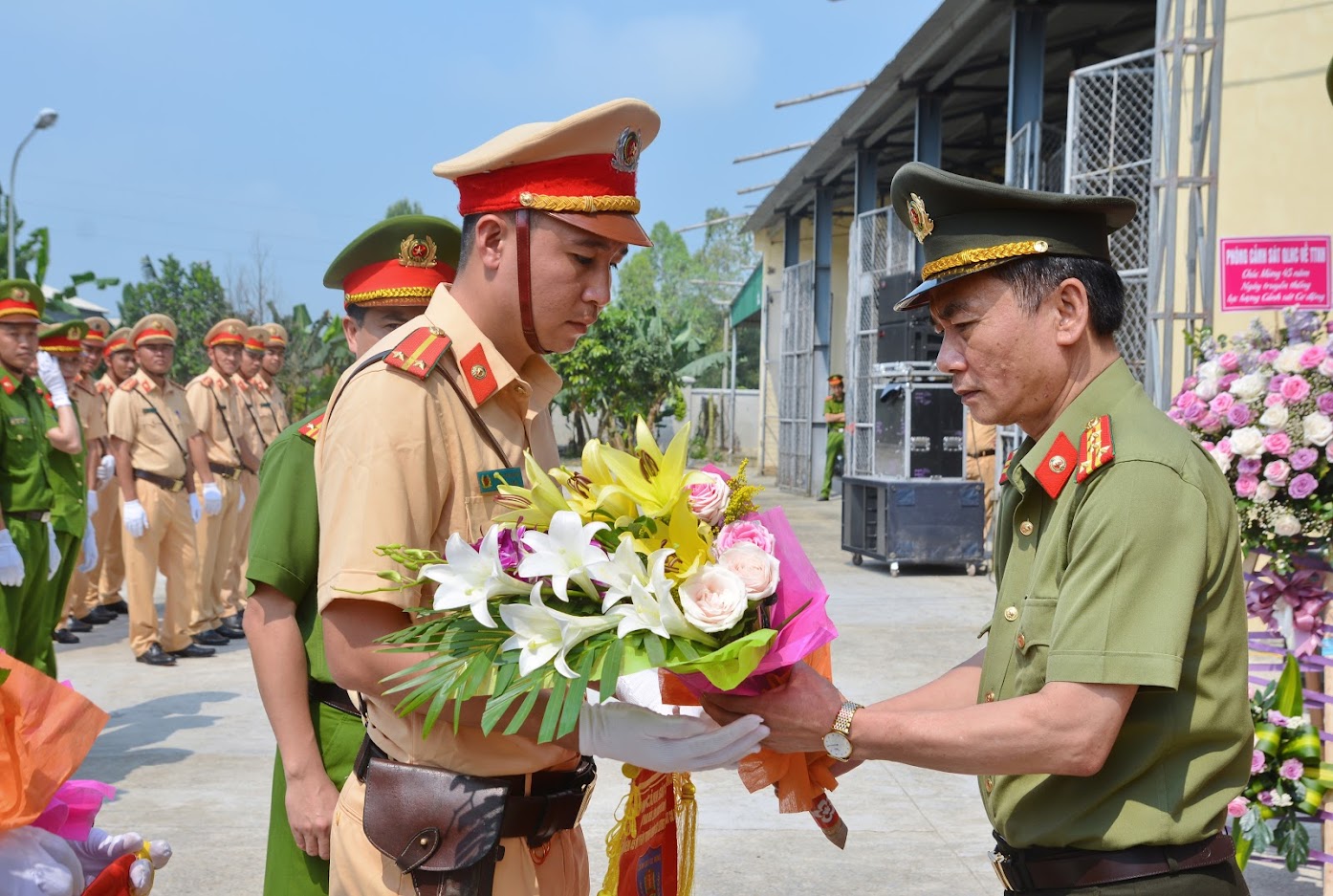 Đại tá Lê Xuân Hoài Phó Giám đốc Công an tỉnh tặng hoa chúc mừng các đội