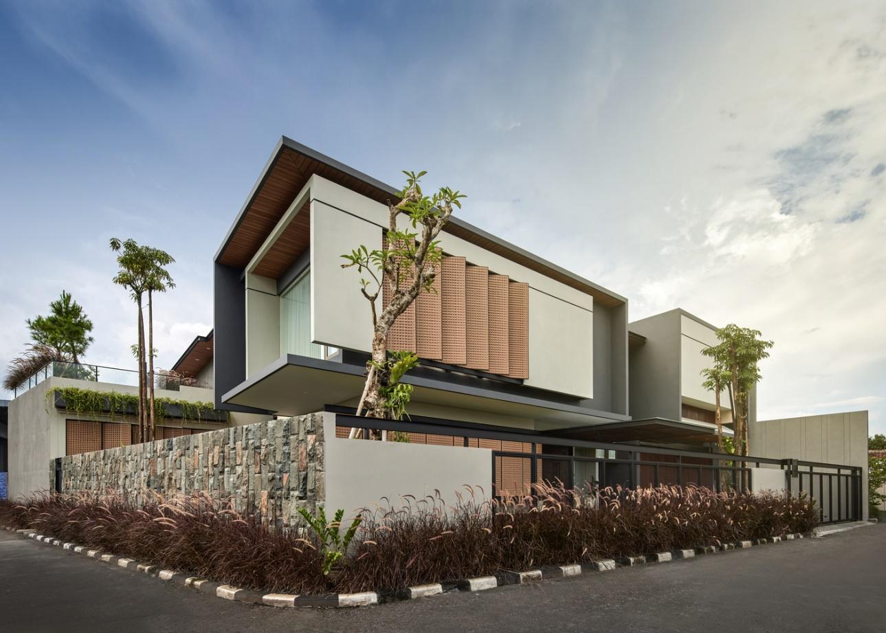2-storey-modern-house-design-with-panoramic-windows-333-images