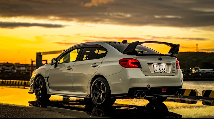 WRX S4の夕焼け空・梅雨の晴れ間・マジックアワーに関するカスタム事例の投稿画像1枚目