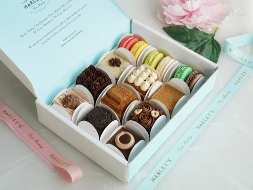 Pack Of 9 Medoviks And 6 Macarons