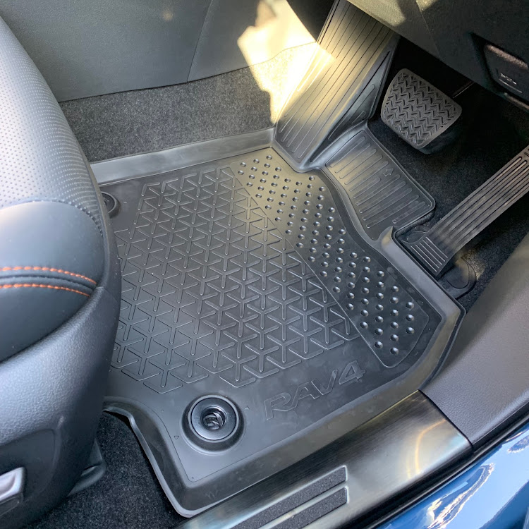 RAV4のフロアマット・海外純正品に関するカスタム事例の投稿画像2枚目