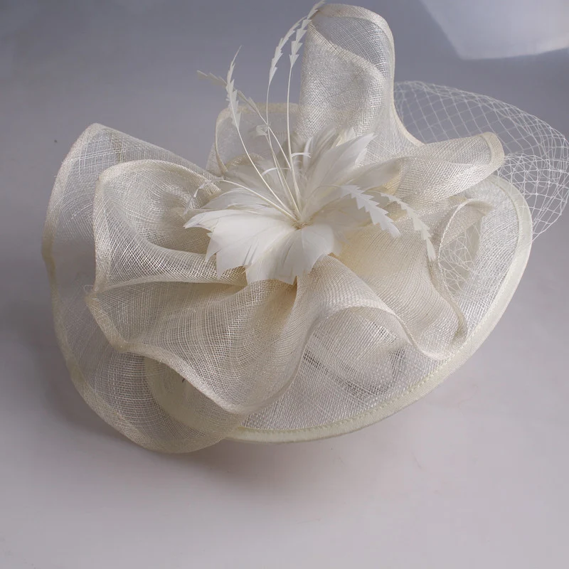Chapéu feminino britânico misterioso de fio de cânhamo, moda britânica elegante. Conforto e estilo natural para mulheres sofisticadas.