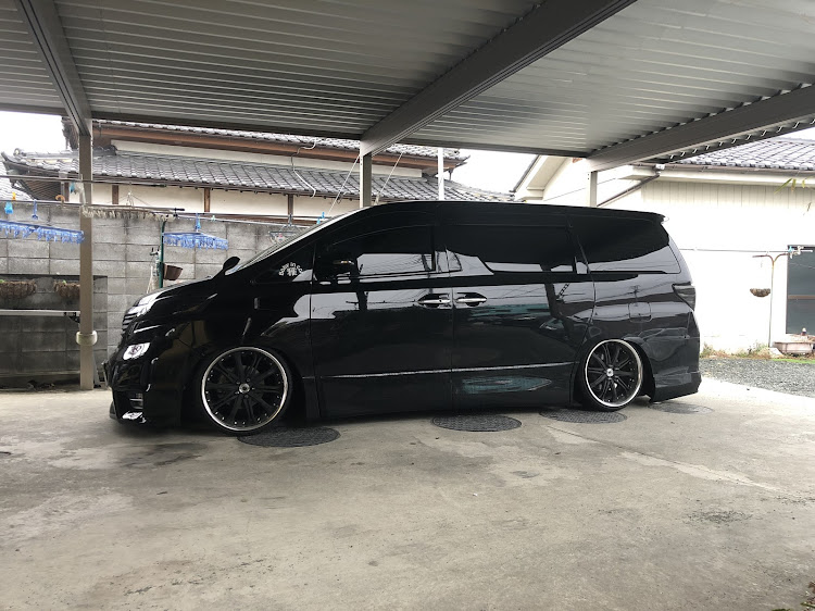 ヴェルファイアのDIY・車高調整・タイヤ交換・ホイール交換に関するカスタム事例の投稿画像2枚目