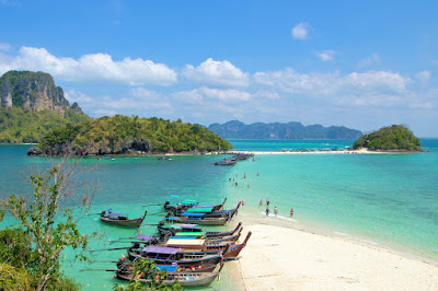 Walk across the sandbar between Chicken and Tup/Mor Islands