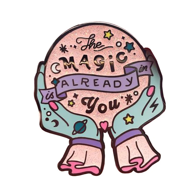 Schitterende magische kristallen bol broche hekserij badge cadeau. Een betoverend accessoire voor een vleugje mysterie!