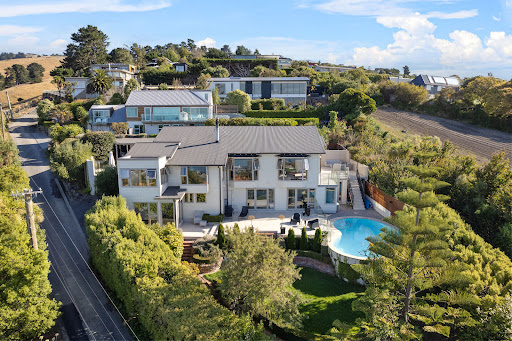 House purchase in Christchurch (New Zealand) - Modern villa with pool and garden