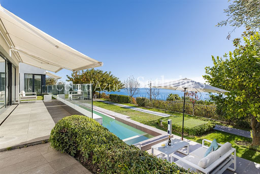 House with pool and terrace 1