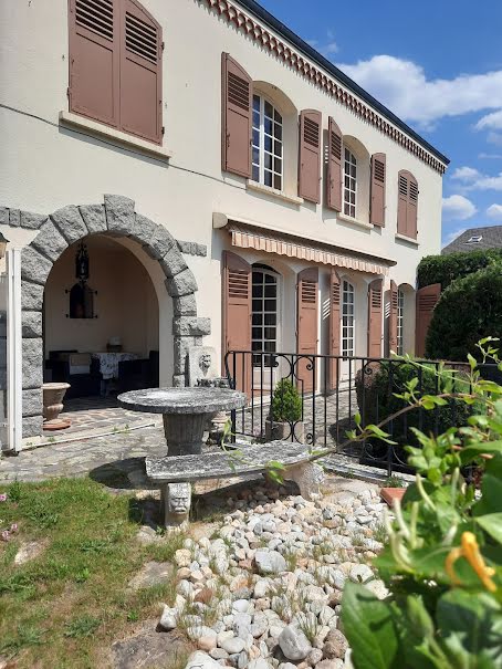 Vente villa 9 pièces 242 m² à Thiers (63300), 199 000 €