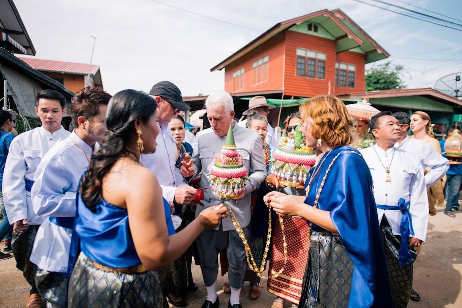 Fotógrafo de casamento Prapol Konjen (tumsuphanphoto). Foto de 8 de setembro 2020