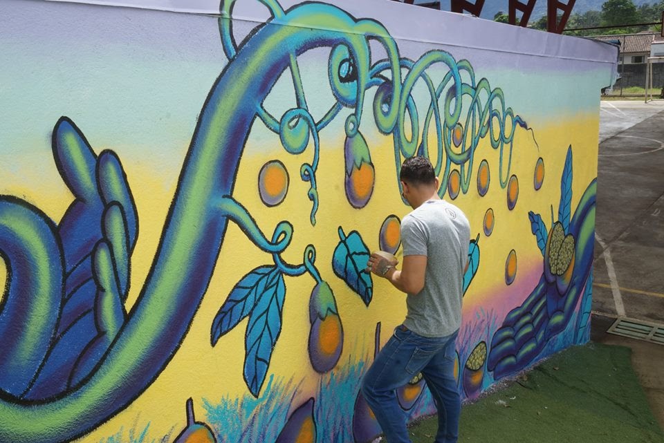 JÓVENES PINTARON MURAL JUNTO CON VECINOS PARA LA COMUNIDAD DE GRANADILLA