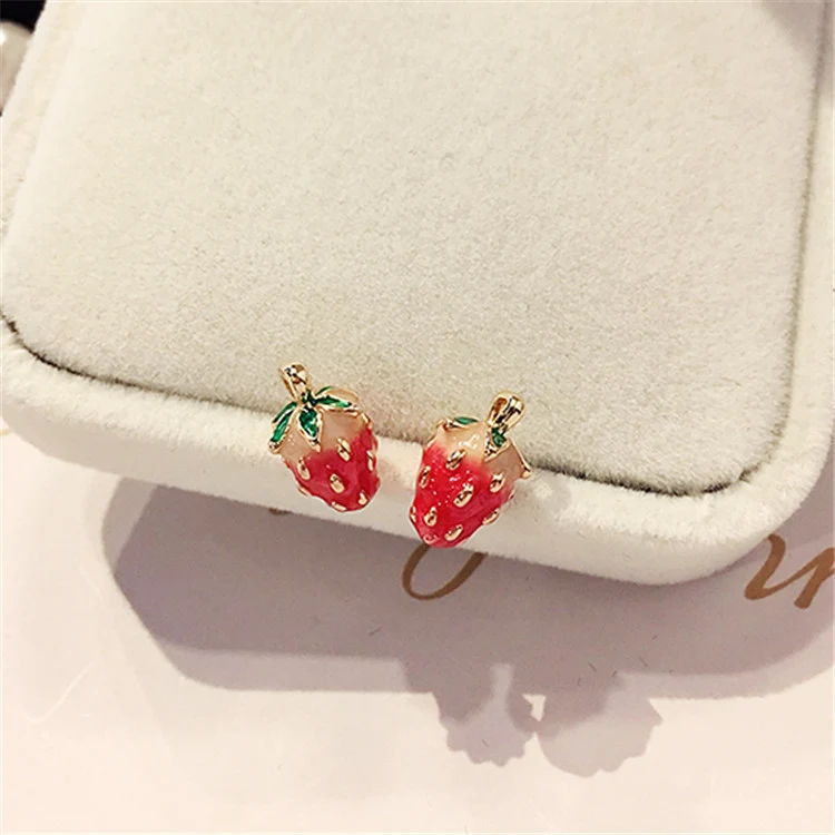 Brincos retrô de morango com esmalte degradê. Adicione um toque vintage e divertido ao seu visual, perfeitos para um look estiloso e charmoso.