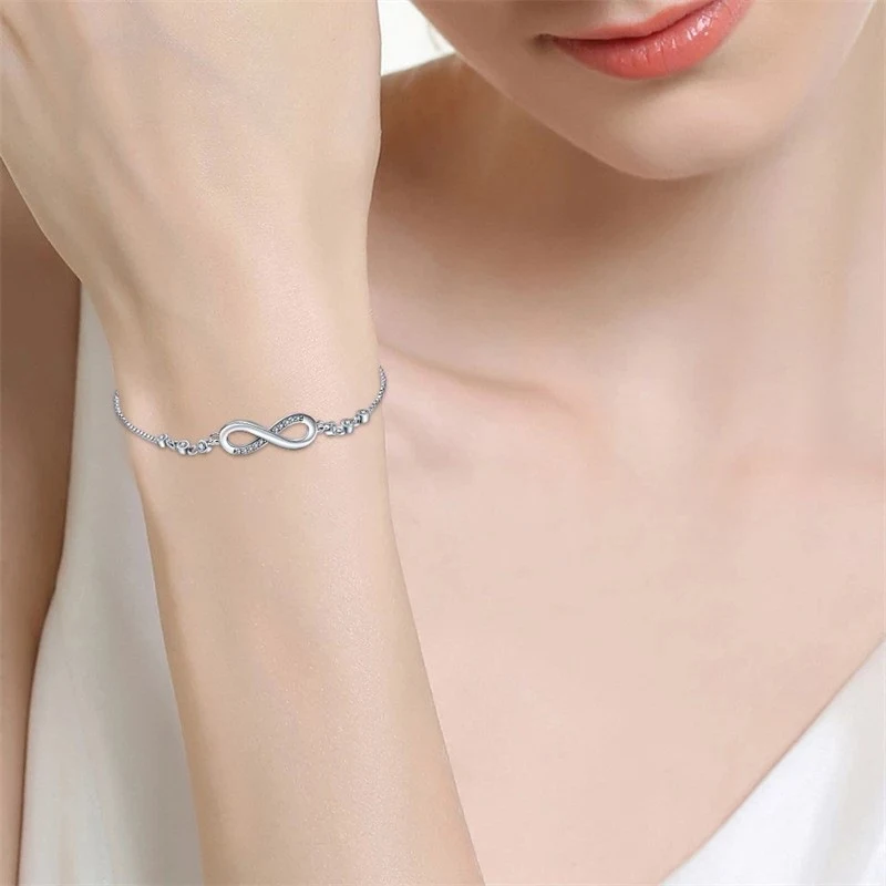 Bracelet S925 Argent Boucle Infinie 8 Diamants. Un cadeau parfait, symbole d'amour éternel, pour sublimer votre poignet avec élégance.