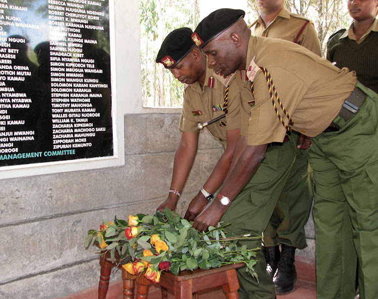 Police officers in laying a wreath at the Sachangwan fire tragedy memorial site on January 31, 2011.