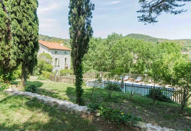 Vineyard with outbuildings 7