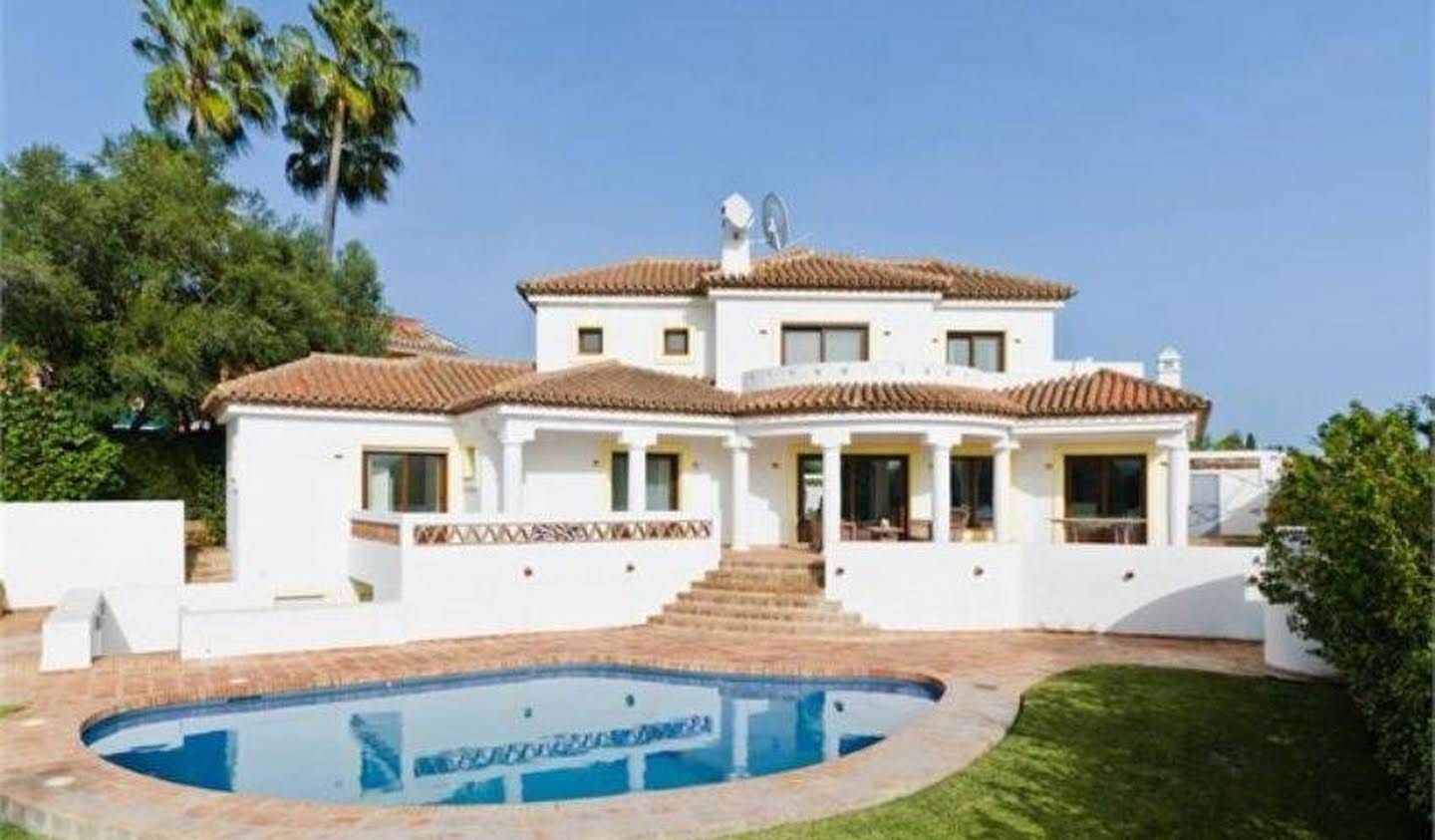 Villa with pool and garden Las Lagunas