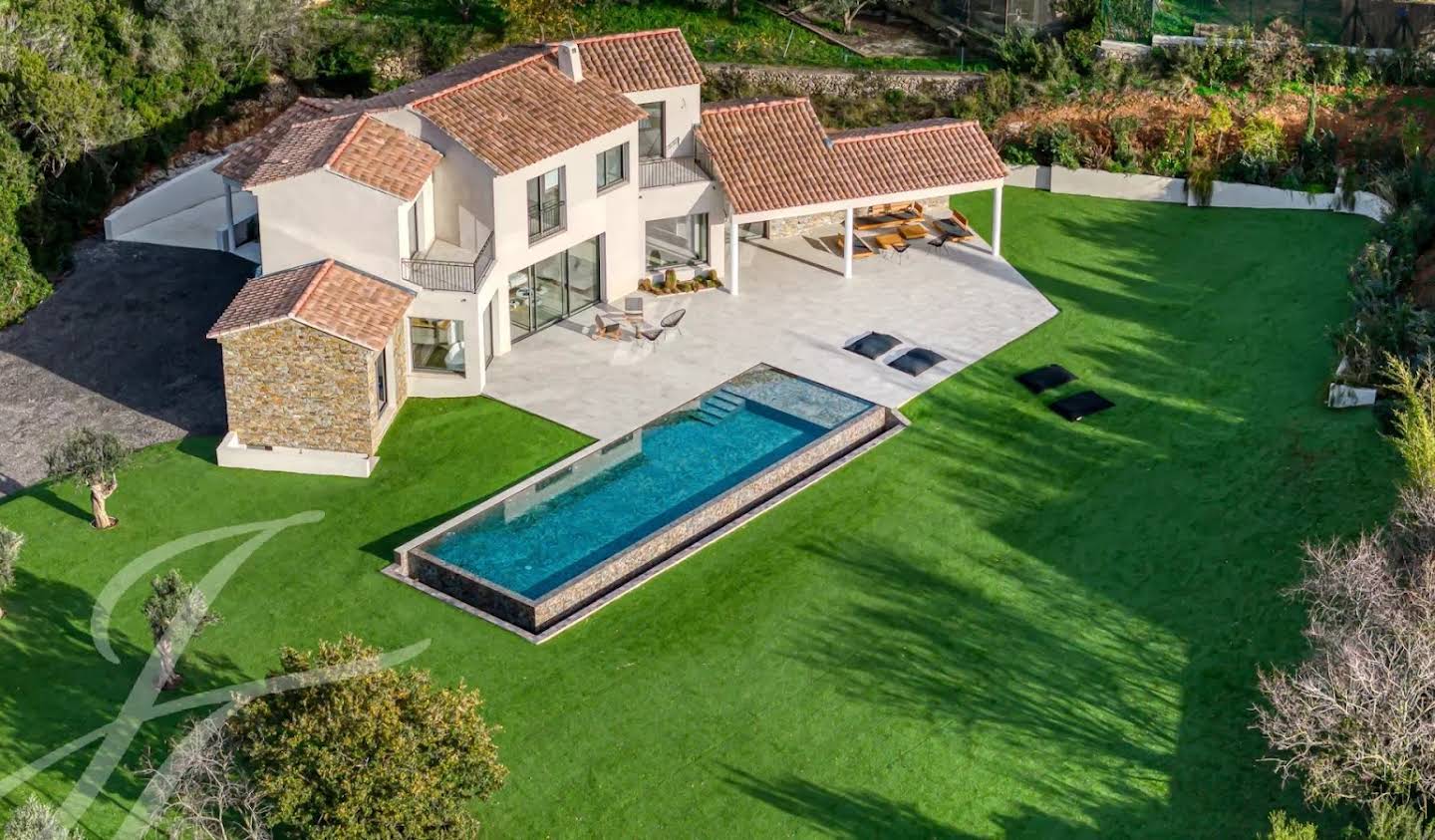 Villa avec piscine et terrasse Carqueiranne