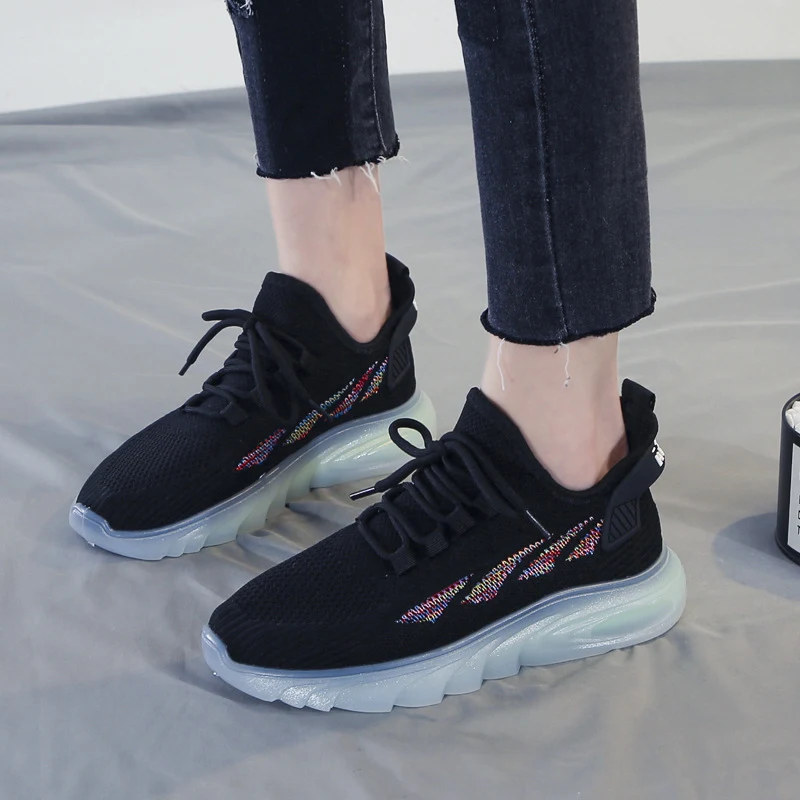 Dames eenvoudige mesh Flyknit schoenen. Lichtgewicht en ademend, perfect voor dagelijks gebruik. Comfortabele vliegende breitechniek voor optimale pasvorm.