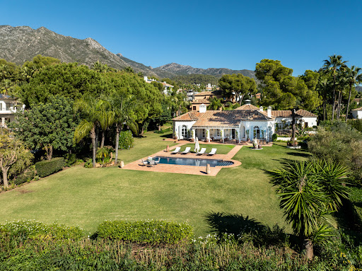 Villa with pool and terrace 3