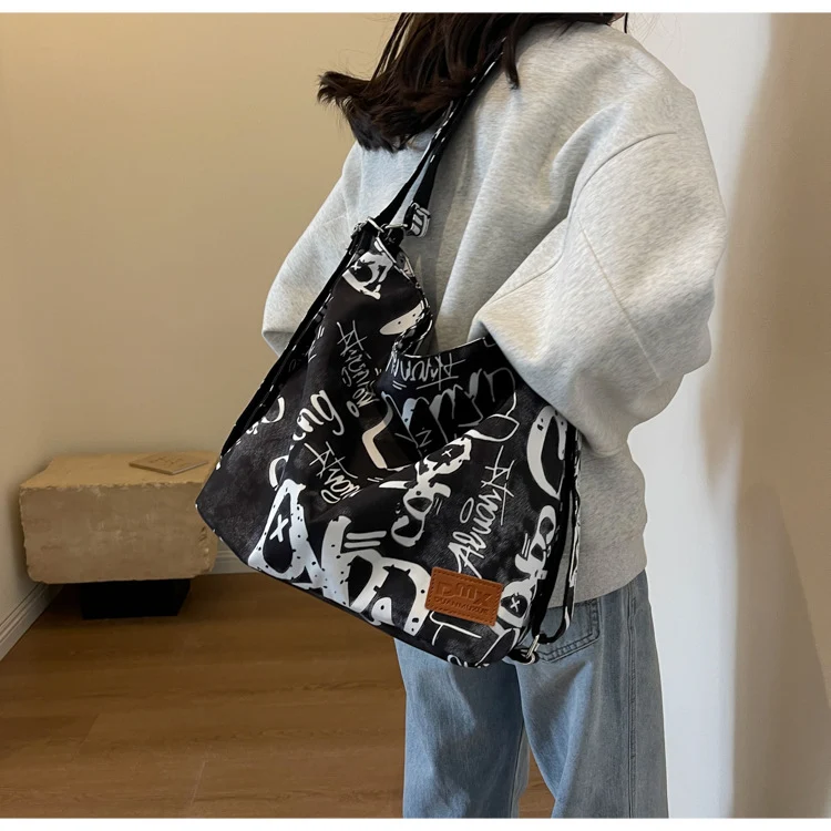 Title 6, Bolsa crossbody personalizada com grafite de le...