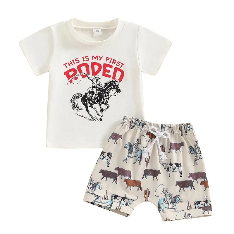 Zomer meisjes set met bedrukte T-shirt en shorts, ideaal om te spelen en koel te blijven. Comfortabel, stijlvol en perfect voor warme dagen.