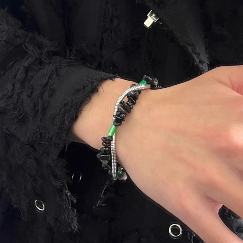 Zwarte Gravel Dubbellaagse Slangenbot Armband. Een stijlvol en duurzaam accessoire voor mannen en vrouwen, perfect voor elke outfit.