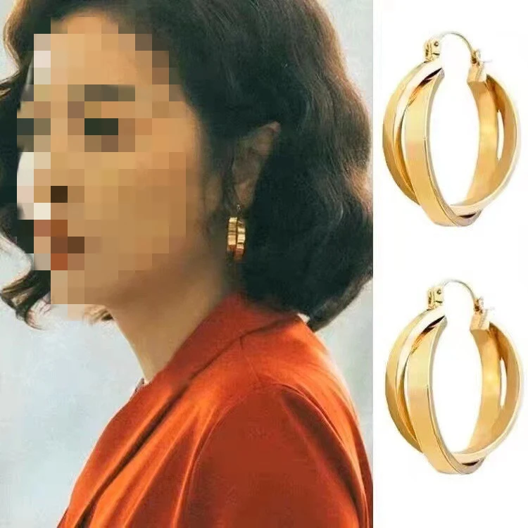 Orecchini geometrici a cerchio da donna, ornamento di interesse speciale. Design elegante per un tocco di stile unico e raffinato al tuo look.