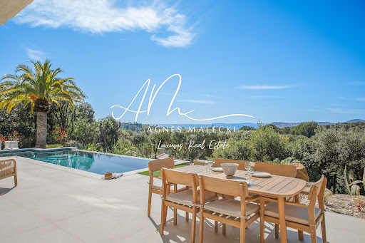 Terrace with pool and outdoor dining table - Luxury villa for sale in La Croix-Valmer, 7 rooms, 6 bedrooms