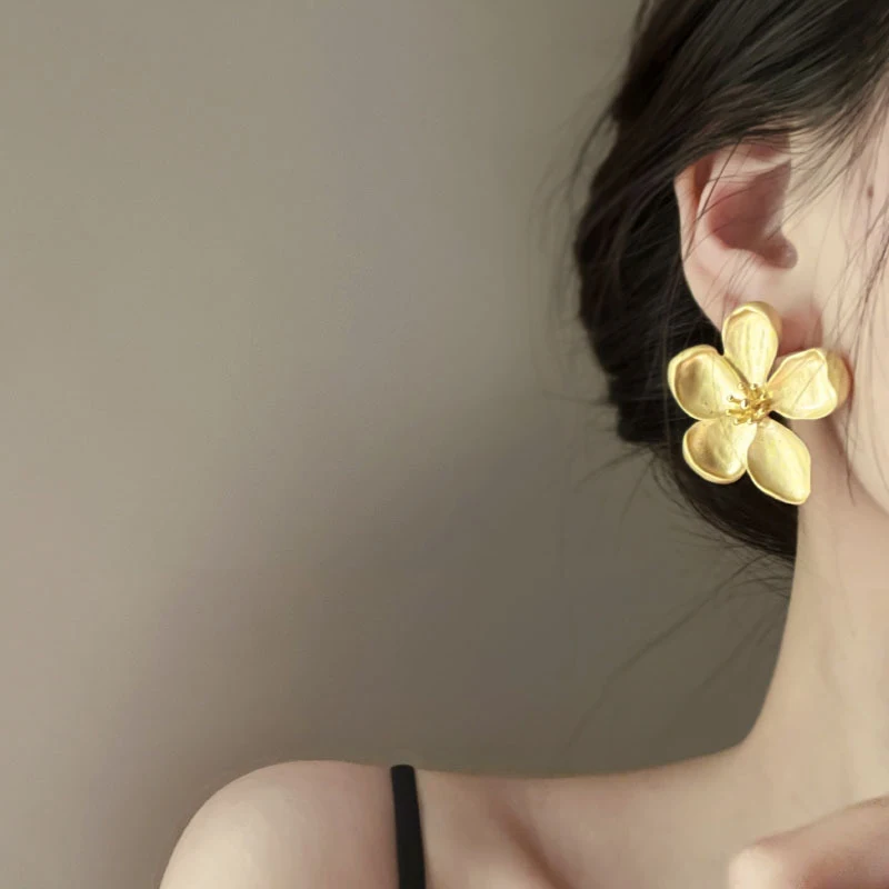 Boucles d'oreilles en métal vintage à fleurs peintes, un accessoire charmant et unique pour un style bohème chic et une touche florale.