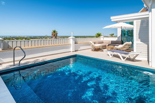 Outdoor swimming pool with lounge furniture - Prestige property for sale in Loulé, 4 rooms, 4 bedrooms