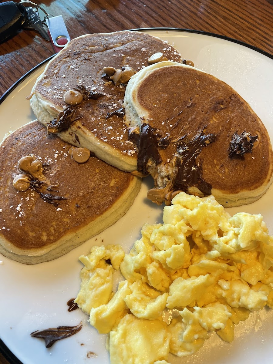 Chocolate chip Pb chip pancakes